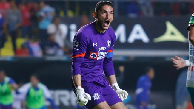 Corona grita durante un juego de Cruz Azul