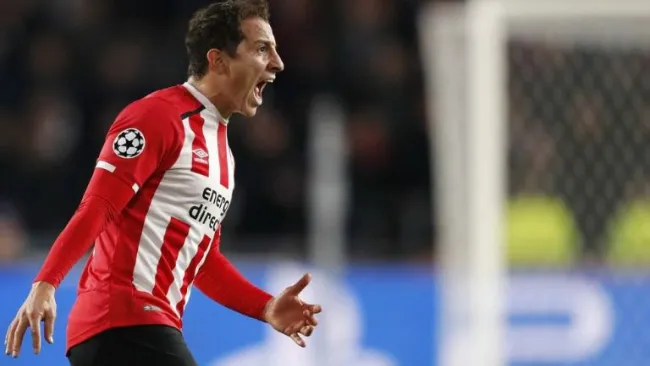 Guardado, durante un partido con el PSV