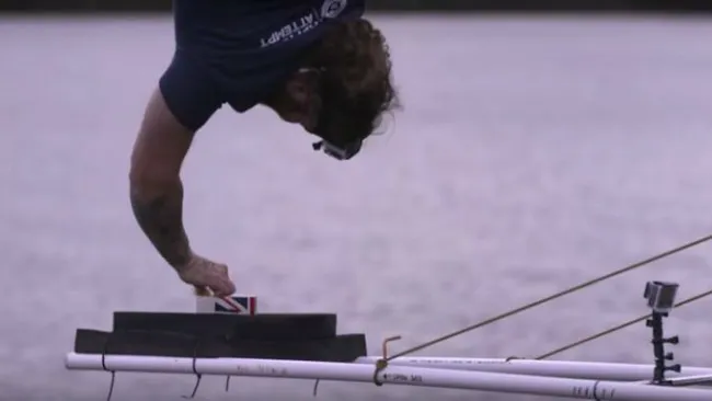 Berry remoja la galleta en la taza de leche