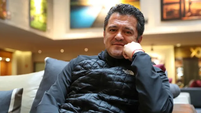 Carlos Hermosillo posa para la lente de RÉCORD