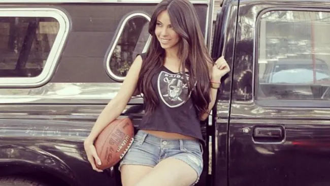 Jimena Sánchez luce una bonita playera de Raiders