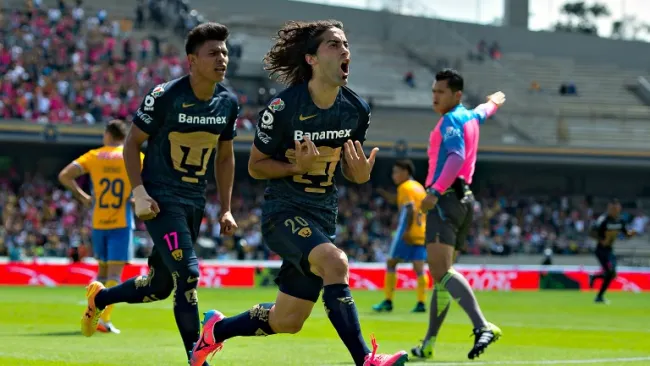 Matías Britos celebra un gol de Pumas