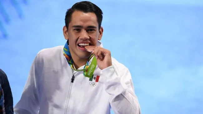 Misael Rodríguez muerde su medalla de los JO de Río