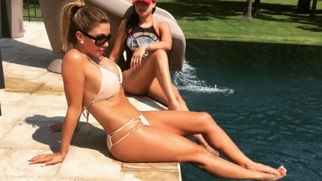  Larsa Younan muestra su sensual figura y toma el sol 