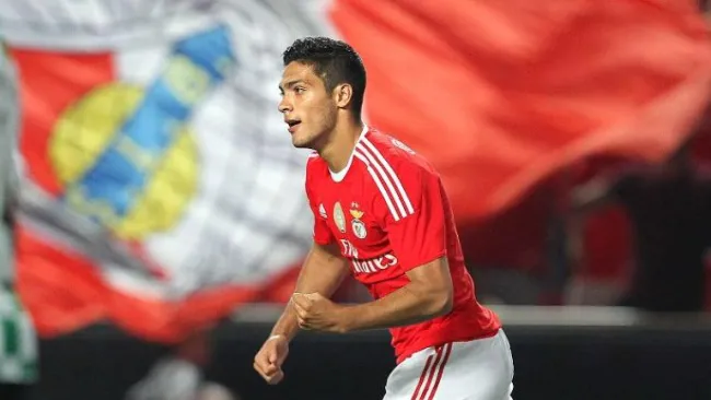 Raúl Jiménez corre tras anotar con Benfica