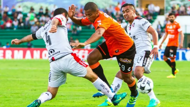 Vanderley Dias disputa un balón en el juego Chiapas vs Atlas