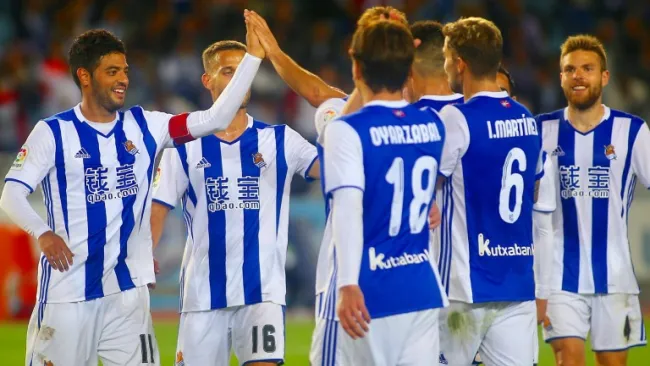 Carlos Vela y sus compañeros celebran un triunfo de la Real 