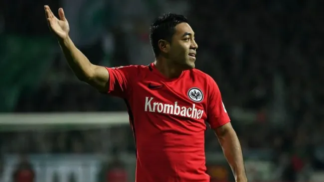 Marco Fabián levanta la mano en el juego Werder Bremen vs Frankfurt