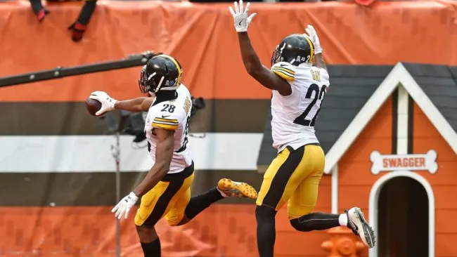 Davis y Gay celebran una recuperación de balón 