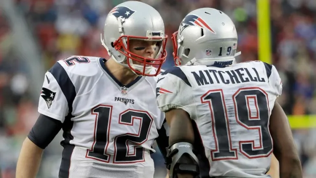 Tom Brady festeja con Mitchell un TD de los Patriotas