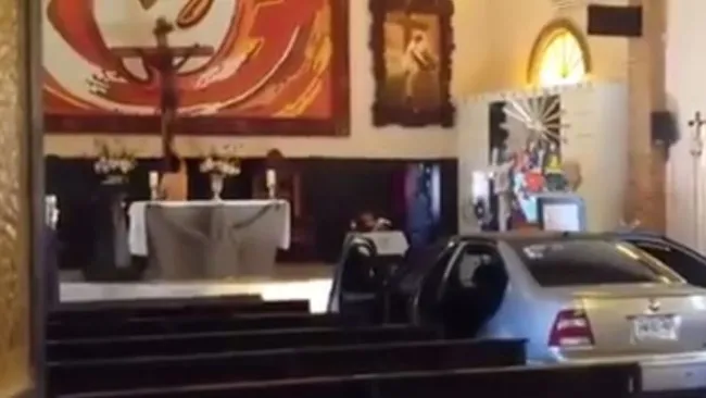 Momento en que el hombre se acerca al altar