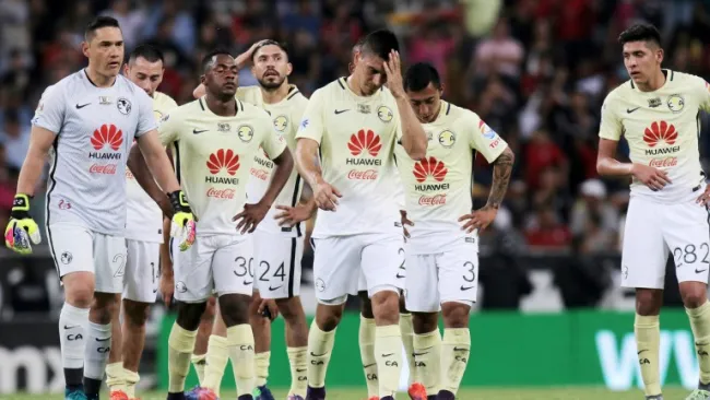 Los jugadores de América se reunen en el campo durante un partido