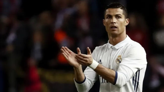 Cristiano Ronaldo aplaude durante el partido frente al Atlético de Madrid