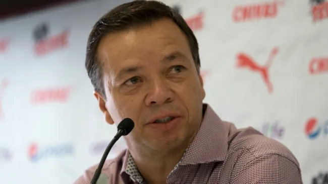 Mariano Varela durante una conferencia de Chivas