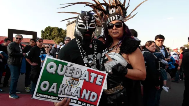 Un seguidor porta el cartel de "quédate en Oakland"