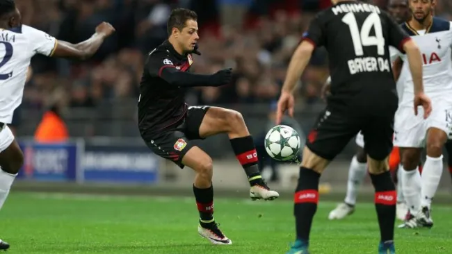 Chicharito saca un disparo en un partido de la Champions
