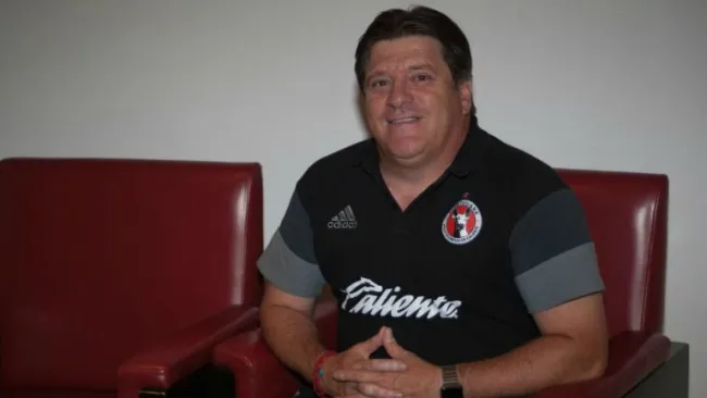 Piojo durante una sesión de fotos con RÉCORD