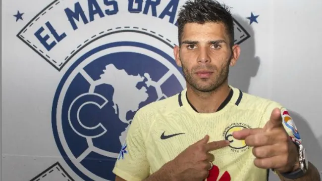 Silvio Romero posa para el lente de RÉCORD en Coapa