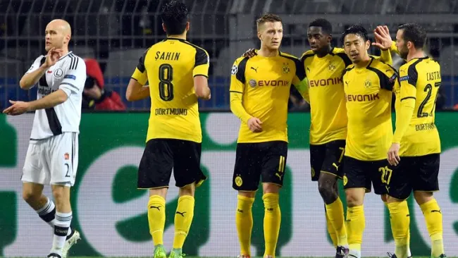 Jugadores del Borussia Dortmund celebran un gol contra Legia