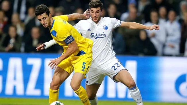 Marcano y Pavlovic pelean por el balón