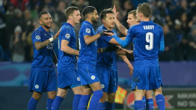 Jugadores del Leicester celebran una anotación contra el Brujas en Champions