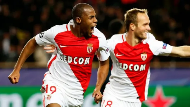 Djibril Sidibe y Valere Germain celebran un gol contra el Tottenham