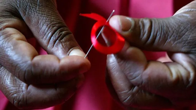 El hombre hacía un ritual de purificación a viudas y adolescentes