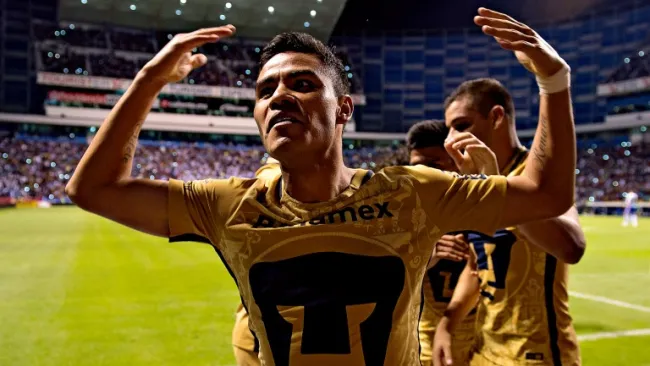 Pablo Barrera festeja un gol con Pumas