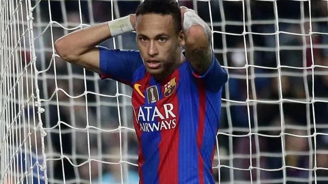 Neymar se lamenta en un juego del Barcelona