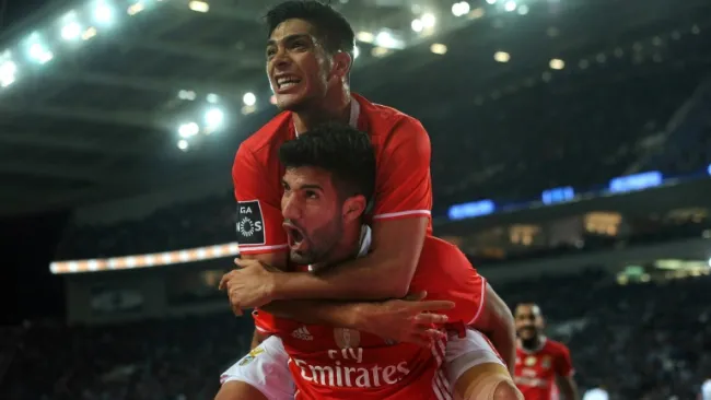 Jiménez celebra junto a López un gol del Benfica 