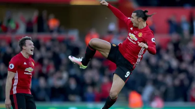 Zlatan Ibrahimovic celebra con el Manchester United