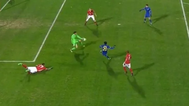 Boateng termina en el suelo tras finta de delantero del Rostov