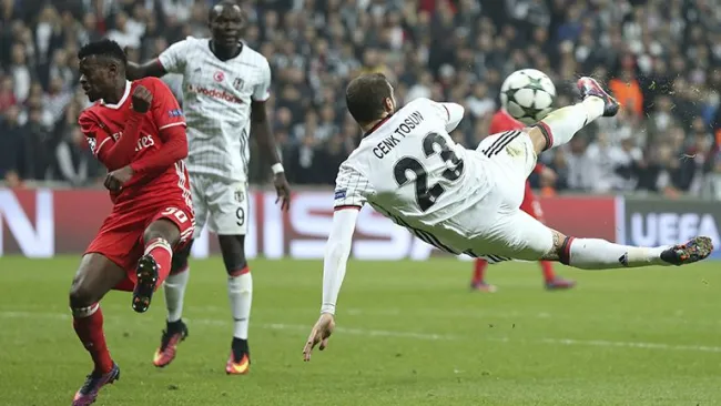Cenk Tosun marca de tijera contra el Benfica