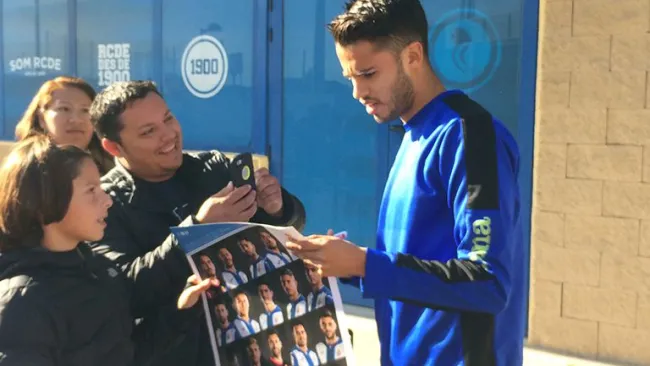 Diego Reyes atiende a los fanáticos del Espanyol 