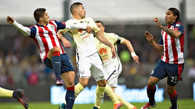 Alan Pulido pelea el balón en Clásico Nacional
