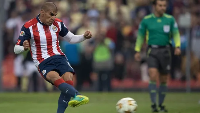 Carlos Salcido cobra penalti contra América 