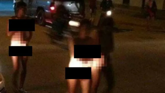 Las tres presuntas ladronas caminando desnudas