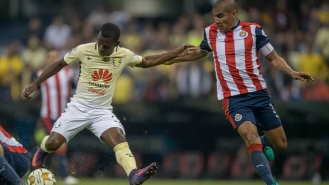 Quintero prepara su tiro ante la mirada de Salcido