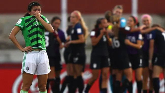 Jugadoras de EU celebran ante la tristeza de México
