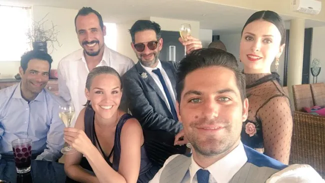 Renato López se toma una selfie con otros actores