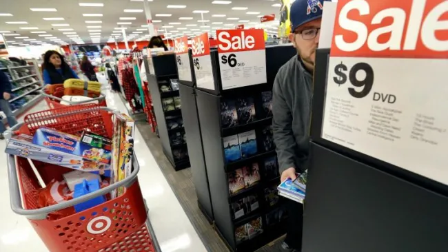 La gente realiza sus compras durante el 'Black Friday'