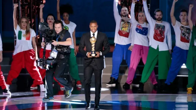 Baptista presenta el trofeo de la Copa Confederaciones 2017