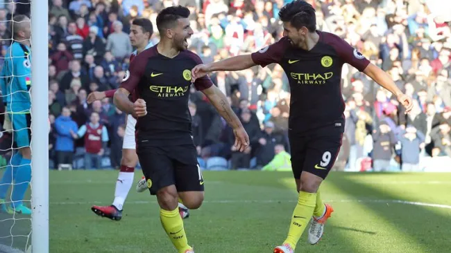 Kun Agüero celebra su gol junto a Nolito