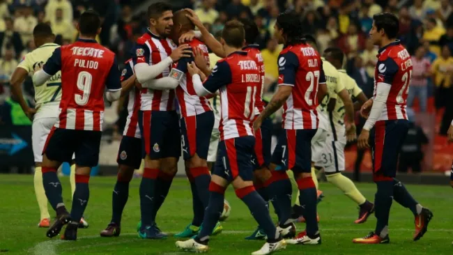 Jugadores felicitan a Salcido por la anotación en el Azteca 
