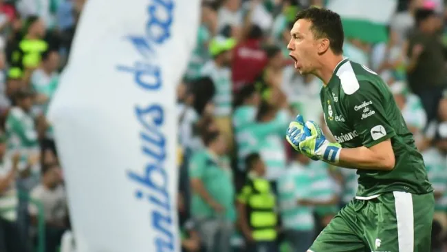 Agustín Marchesín festeja un gol de Santos 