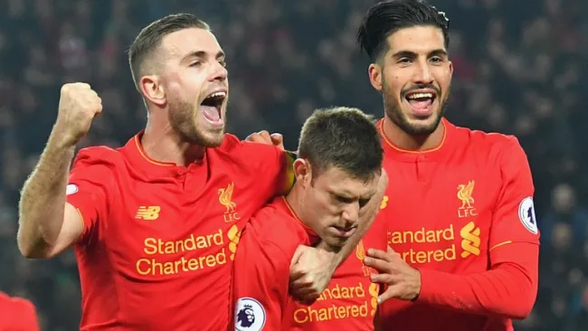 Milner, Henderson y Can festejan la victoria del Liverpool
