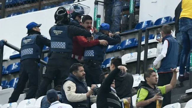 Policía detiene a fan de Chivas en el Azteca