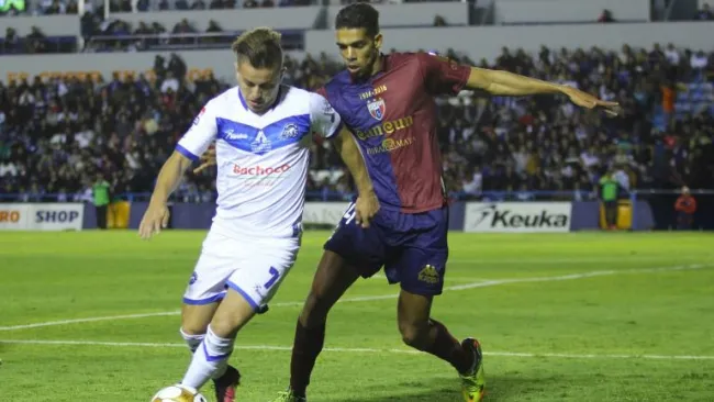 Vergara y Calvo pelean un balón en la Semifinal del Ascenso MX