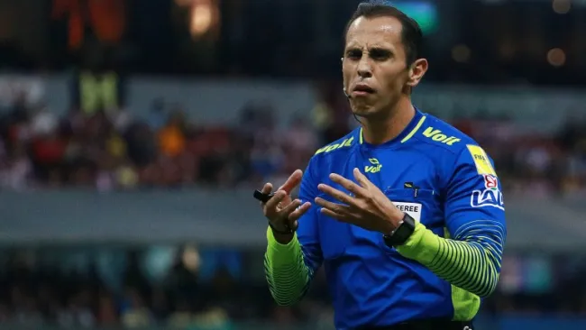 Luis Enrique Santander en un partido de Liga MX