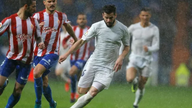 Nacho controla el balón en el partido frente al Gijón